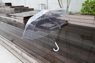 雨の日の必需品「ビニール傘」日本生まれのルーツは江戸時代の参勤交代