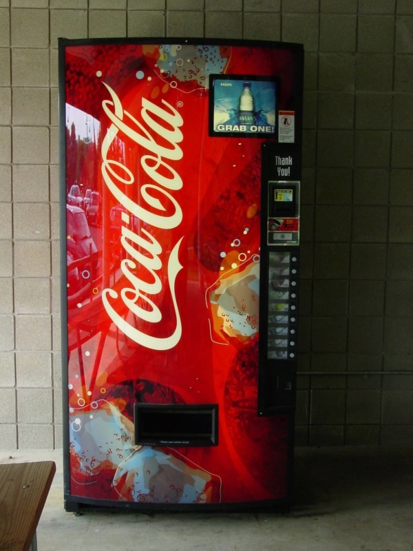 CBCテレビ：画像『pixabay』より「コカ・コーラの自動販売機」
