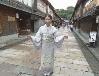 ゴールドな生中継!着物姿の女子アナが金沢の金箔の工芸品をレポート!